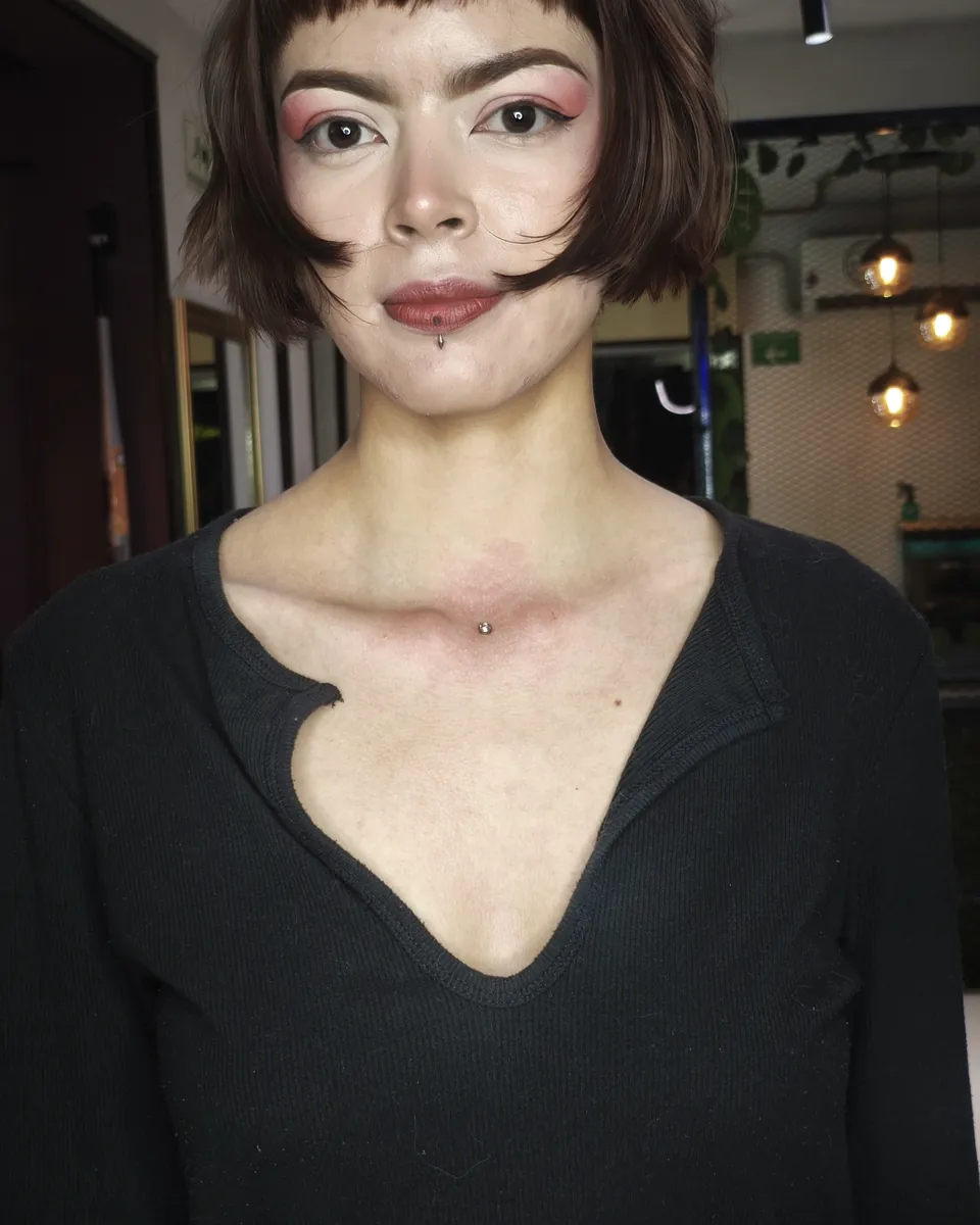 Perforación medusa, sobre el labio superior, con joya de brillante