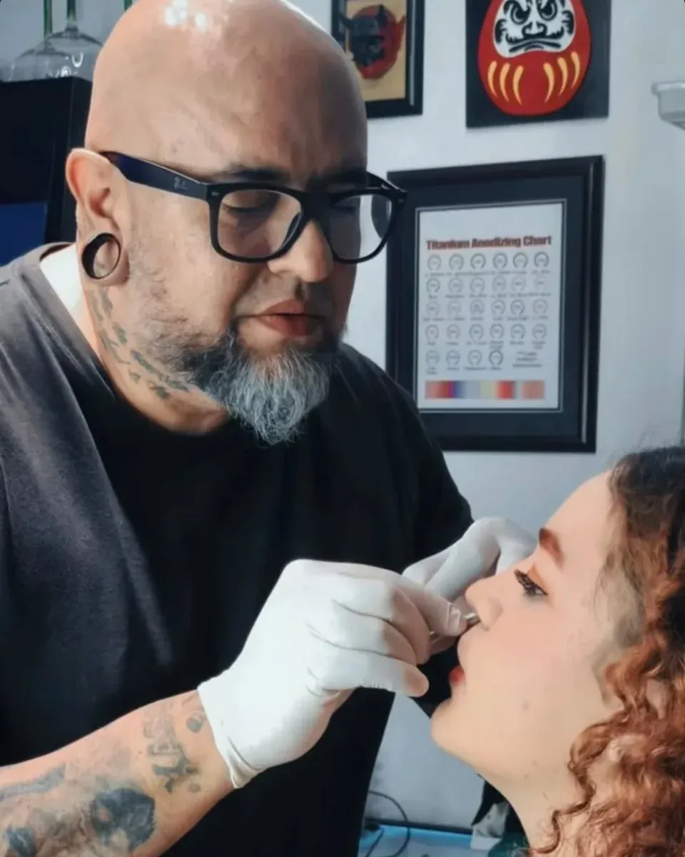 Perforación en proceso: el perforador trabaja con guantes en el estudio