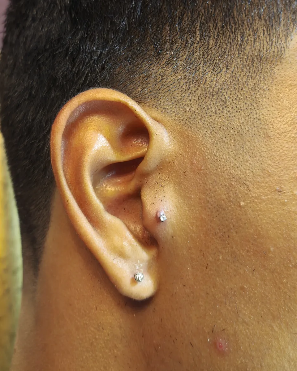 Perforaciones con brillante en el lóbulo y en el cartílago de la oreja