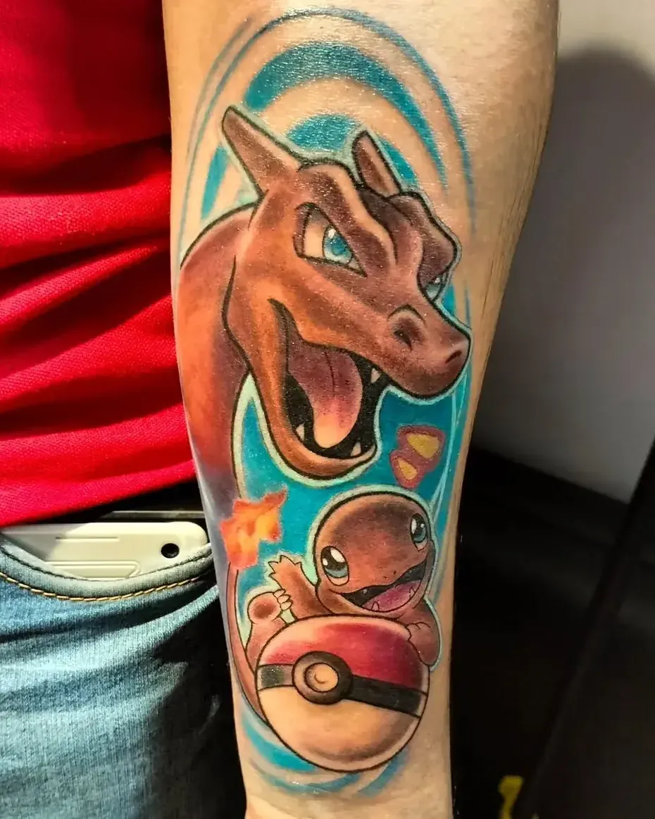 Tatuaje a todo color de Charizard y Charmander con una pokebola, en el brazo